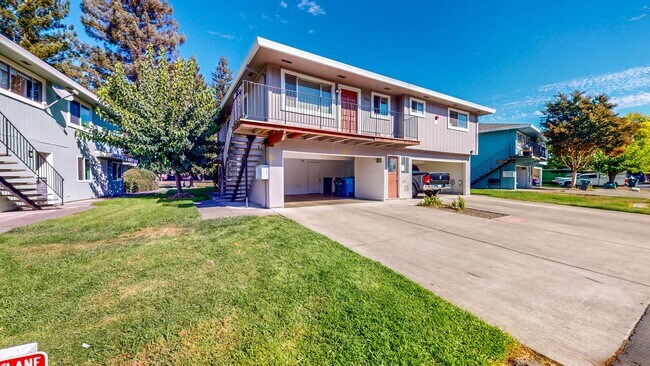 Building Photo - 2 story 2 bedroom 1 bath condo with covere...