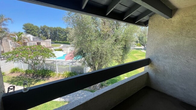 Foto del edificio - Charming 4 Bed 3 Bath Brea Townhome with P...