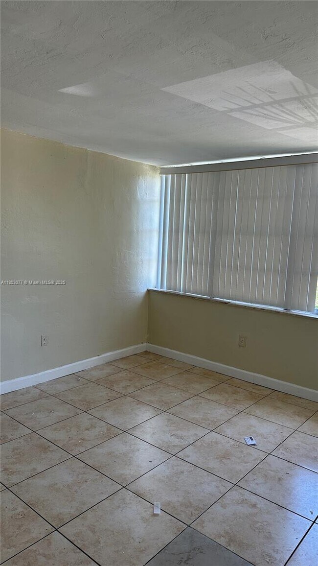 Foto del edificio - 2175 NE 170th St