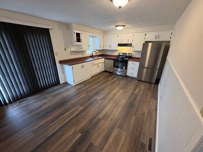 Foto del edificio - 302 Spring Mill Rd