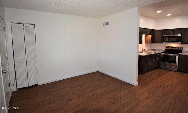 Building Photo - 123 Hardy Dr