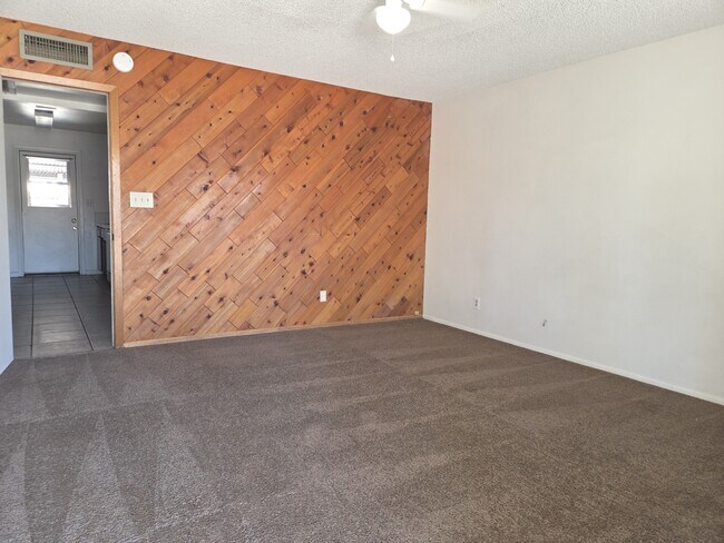 Foto del edificio - 1418 E Broadmor Dr