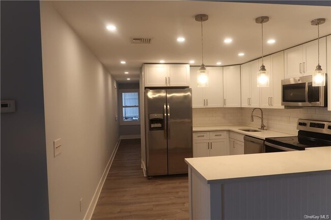 Building Photo - 576 Lakes Rd
