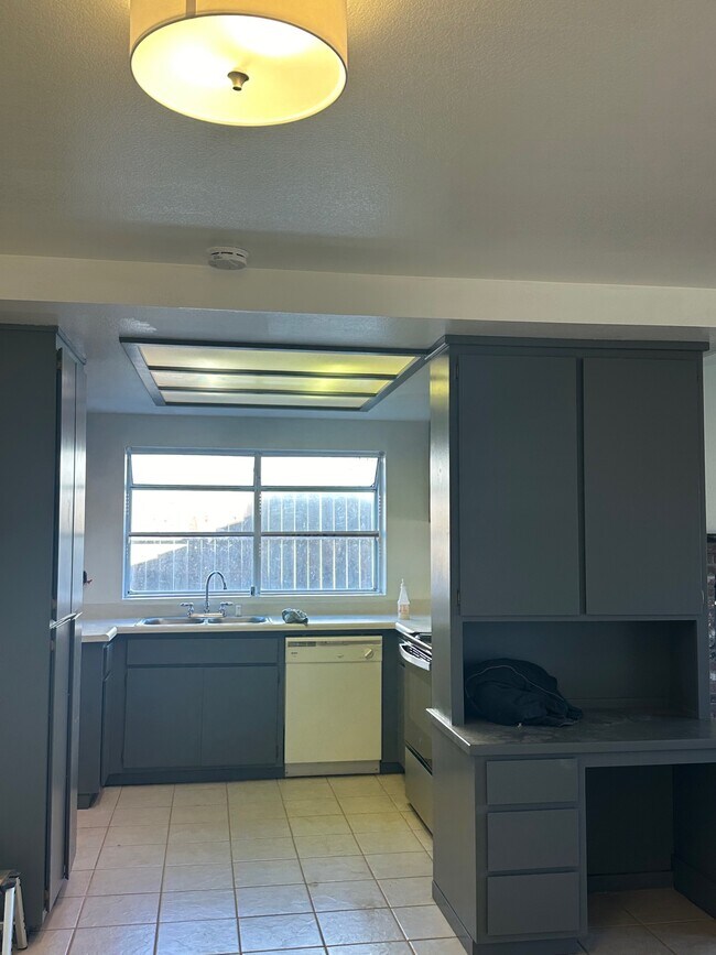Building Photo - 2680 Peppertree Dr