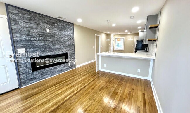 Foto del edificio - 2 Bed/1 Bath Home with Fenced Yard / Pet-Friendly / Available Now!