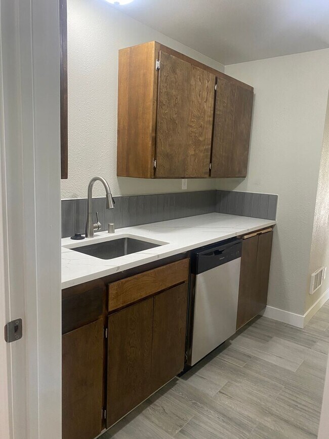 Foto del edificio - 5707 East Dr