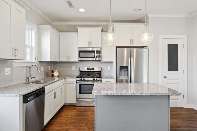 Building Photo - Charming 3Bd / 2.5Ba home minutes from Dow...