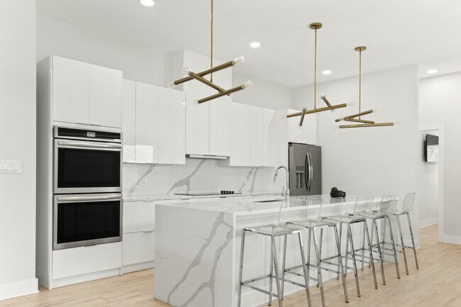 Foto del edificio - 2419 Crossman Ave