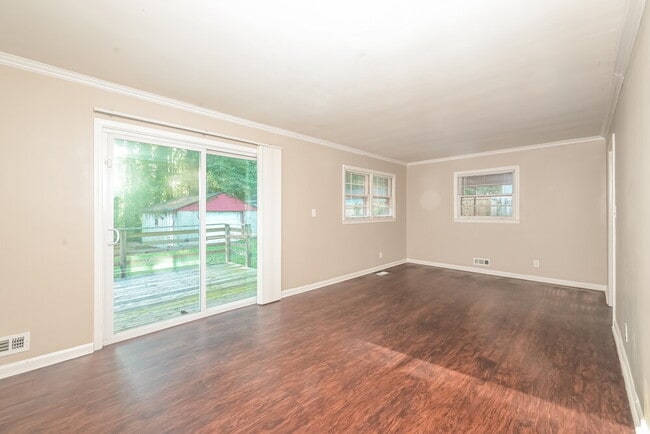 Building Photo - 1090 Longshore Dr