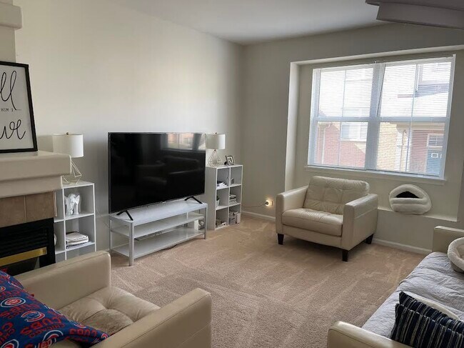 Foto del edificio - 1040 N Claremont Dr