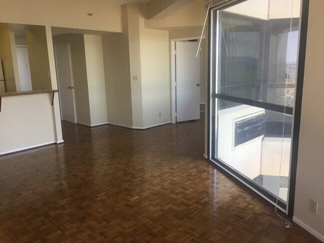 Building Photo - Enjoy sweeping views of the bay and Golden...