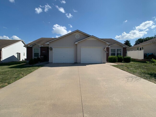 Foto del edificio - Freshly Updated, One Level Ranch, No Steps...