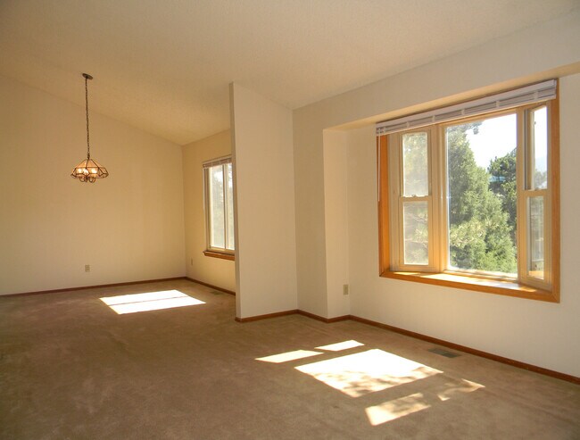 Building Photo - Large 3-Bedroom Home with Mountain Views