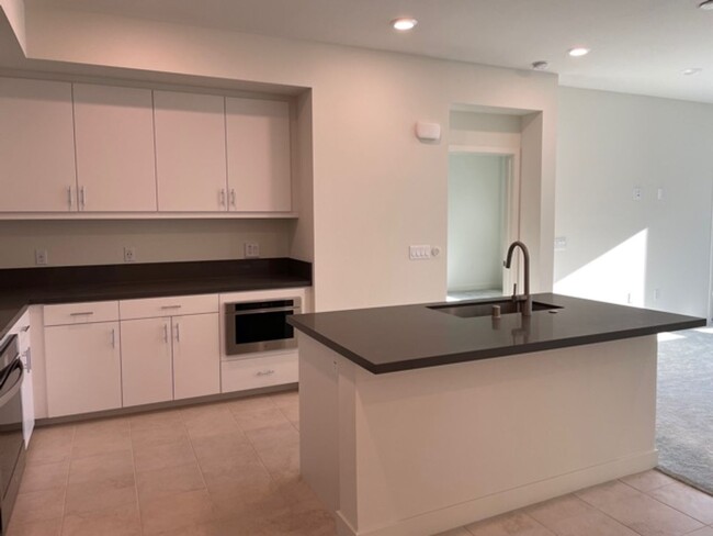 Foto del edificio - Contemporary & Luxury Living 1 bdr plus den
