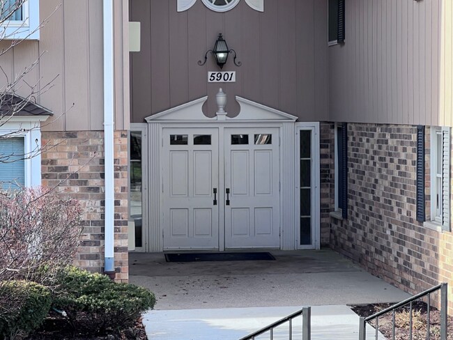 Foto del edificio - 5901 W Brown Deer Rd