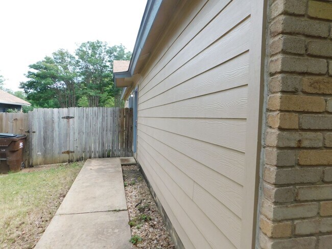 Building Photo - Stockton Properties  ( 2025/27 Redwing Way )