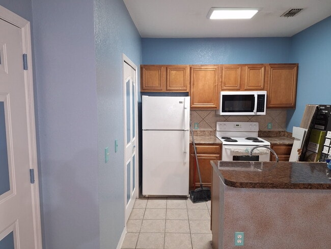Kitchen - 6137 Metrowest Blvd
