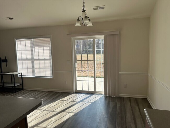 Building Photo - 3BR/2BA single level home