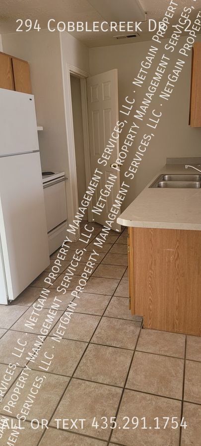 Foto del edificio - 3 bedroom townhome on Cobblecreek Drive
