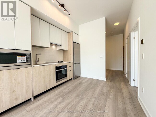 Building Photo - 1007 The Queensway