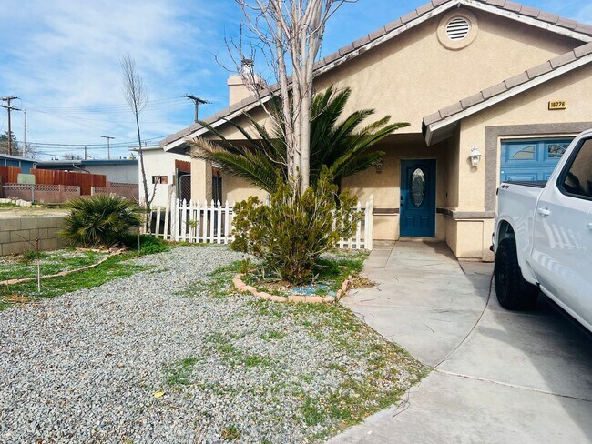 Building Photo - Spacious Single-Story 4 Bedroom Home with Lovely Backyard