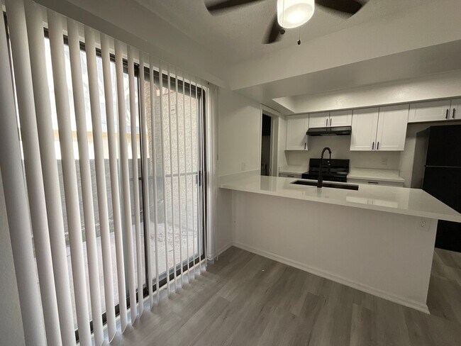 Building Photo - Townhome - newly remodeled kitchen - priva...