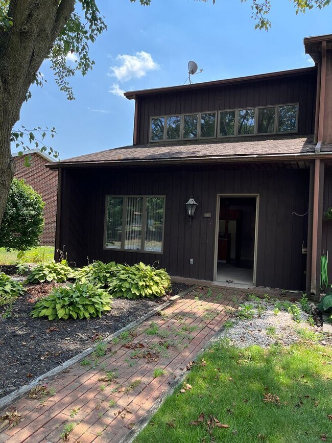 Building Photo - CONTRACT PENDING!! Charming 1-bedroom, 1.5...
