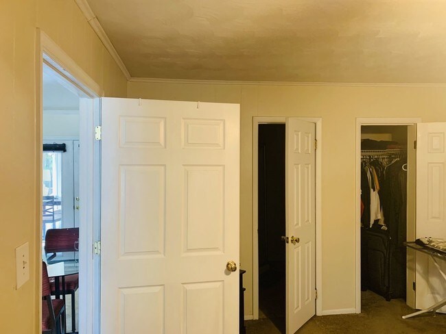 Building Photo - 4 bedroom house with large sunroom and porch