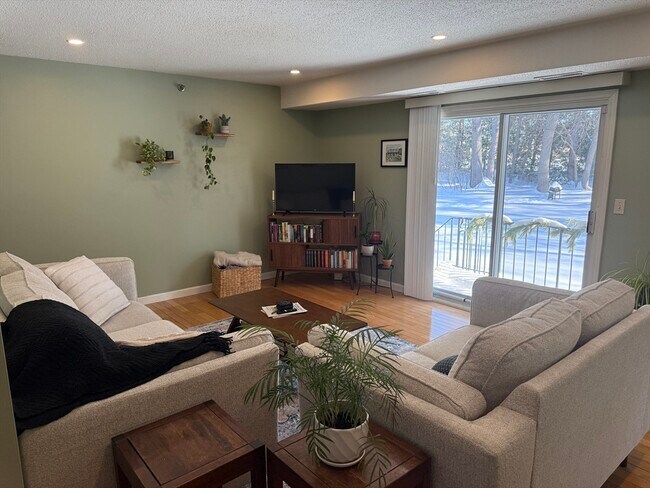 Building Photo - 124 Tennis Plaza Rd