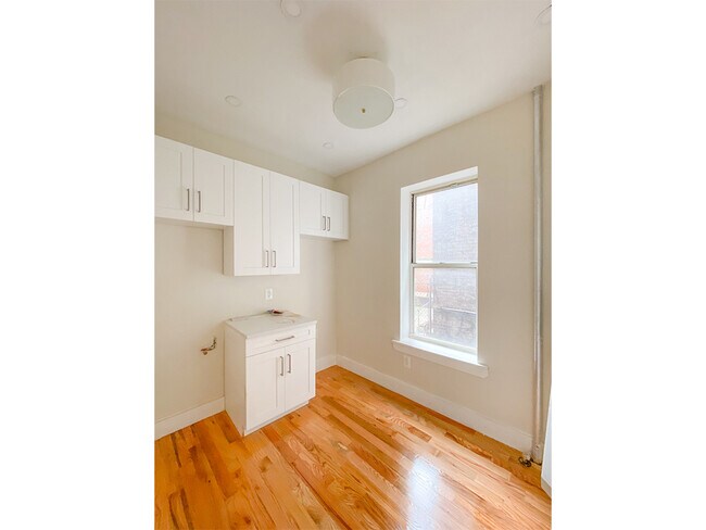 Foto del edificio - 526 Dahill Rd