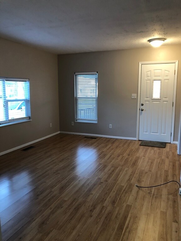 Front entry/living room - 618 S Lincoln Ave