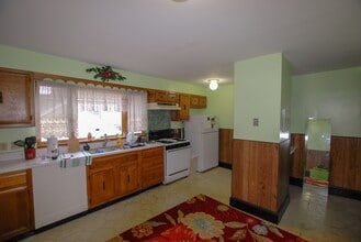 Building Photo - 159 Forest St