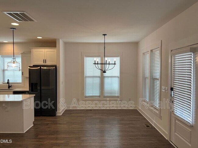 Building Photo - 156 Cottage Way