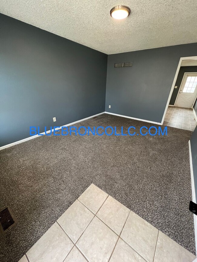 Foto del edificio - New flooring and fresh paint in the newly ...