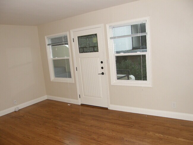Building Photo - 2311 Ivy Dr