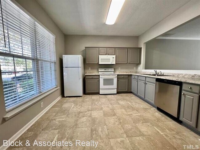 Building Photo - 3 br, 2.5 bath House - 412 Canyon Lake Circle