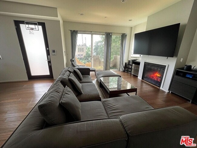 Foto del edificio - 6061 Cashio St