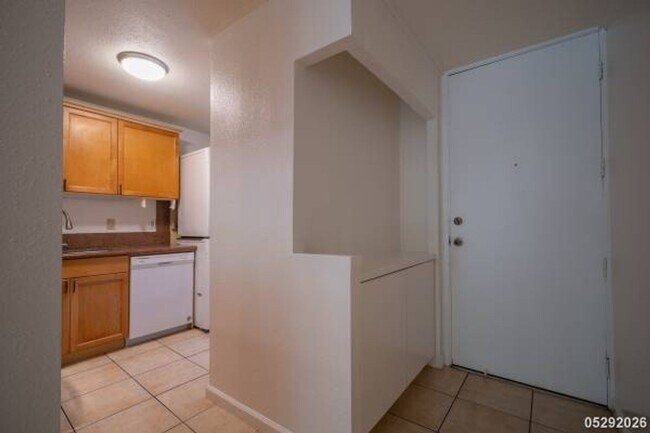 Foto del edificio - $2,550 / 2br - 793ft2 - Maintained and Freshly Painted 2BR/1BA/2PKG unit in Waikalani Woodland (M...