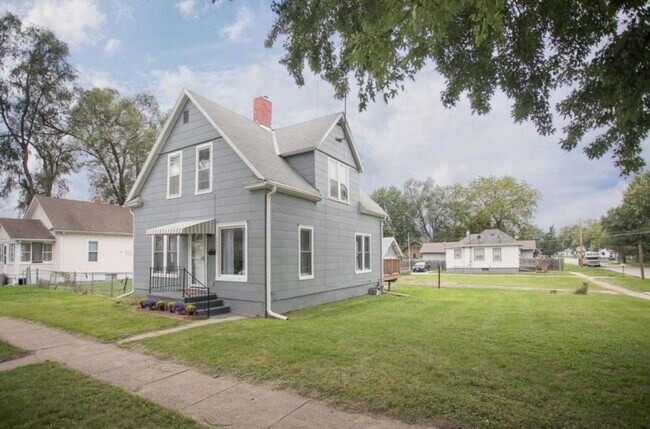 Foto del edificio - 3x2 corner lot w/ fenced backyard