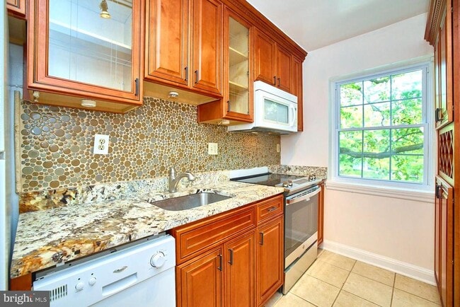 Building Photo - 1322 Fort Myer Dr
