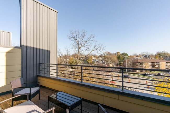 Foto del edificio - 325 Mill Reserve Dr