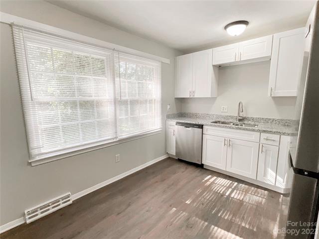 Building Photo - 4903 Highlake Dr