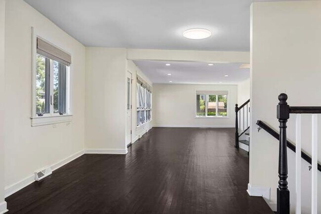 Foto del edificio - 1300 S Stewart Ave