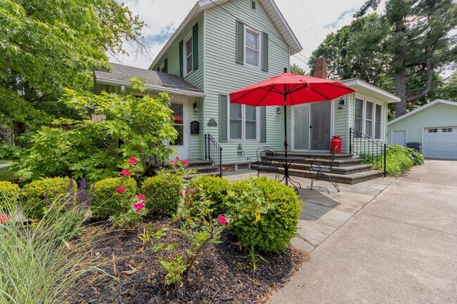 Building Photo - Charming Fully Furnished Three Bed, Two Ba...