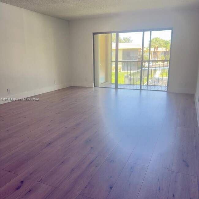 Building Photo - 325 Lakeview Dr