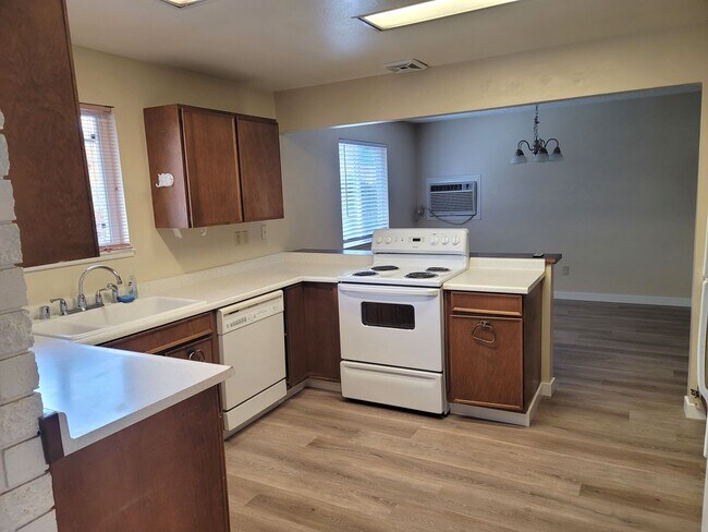 Building Photo - 2850 Everett Dr