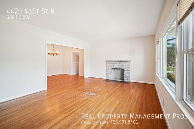 Foto del edificio - Sun-Drenched & Spacious Arlington Split-LVL!