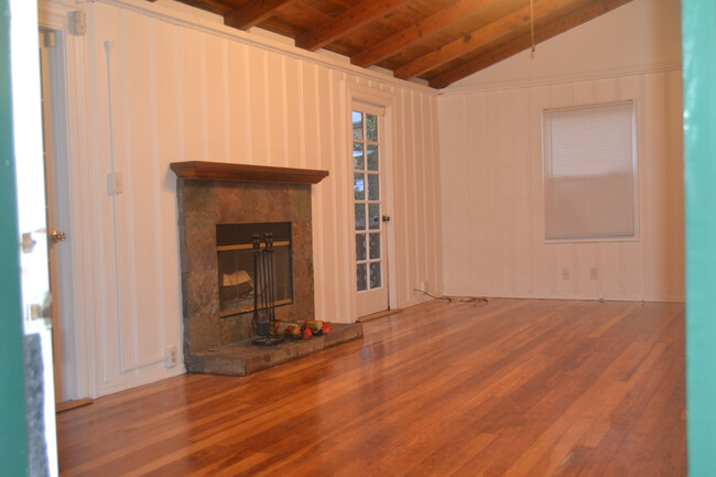 Enter to great room...fireplace now white - 8465 Kirkwood Dr