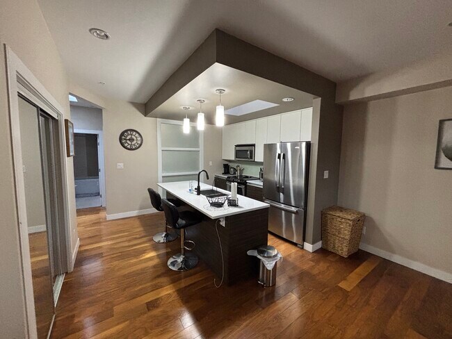 Photo du bâtiment - 1008 Tillicum Rd