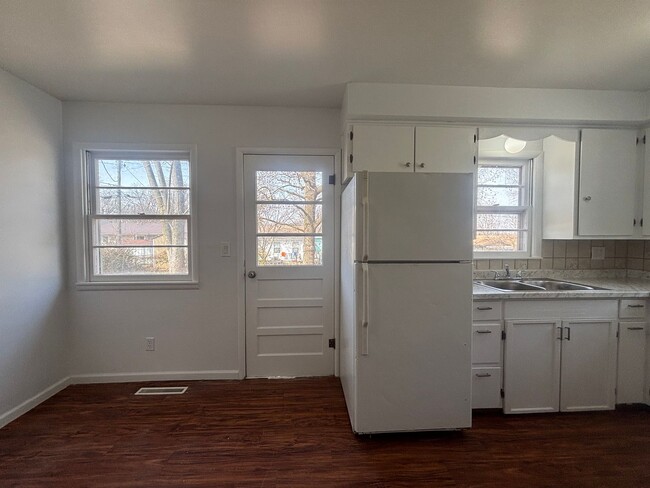 Building Photo - Available Now! Cute 3 Bedroom 1.5 Bath wit...